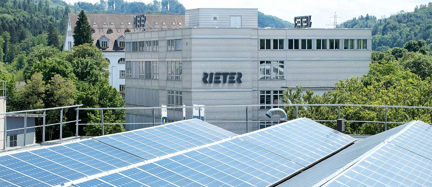Sonnenkollektoren auf dem Dach des Winterthur-Hauptsitzes mit Blick auf das Logo